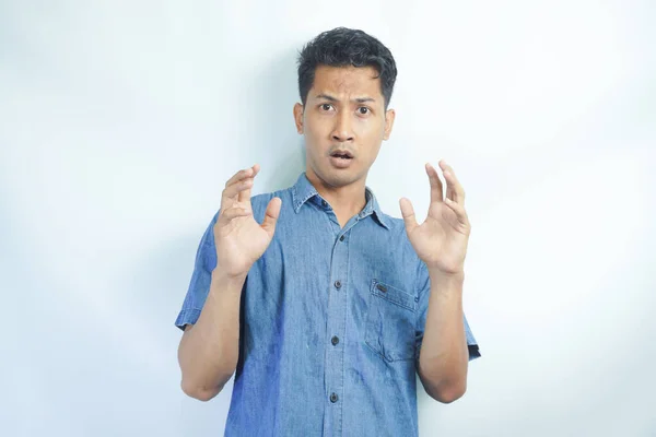 Överraskningsinnehåll Förvånad Den Unge Mannen Blå Skjorta Skrek Samtidigt Förvånad — Stockfoto