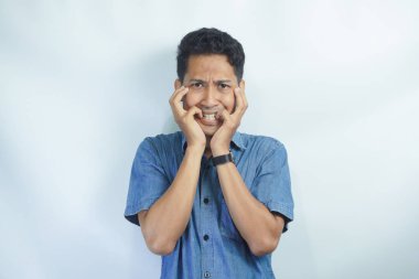 Tüh. Üzgün, dehşete düşmüş yüz ifadesi yüzünden dehşete düşmüş bir adamın yakın plan fotoğrafı kendini suçlu hissetmesine neden oldu.