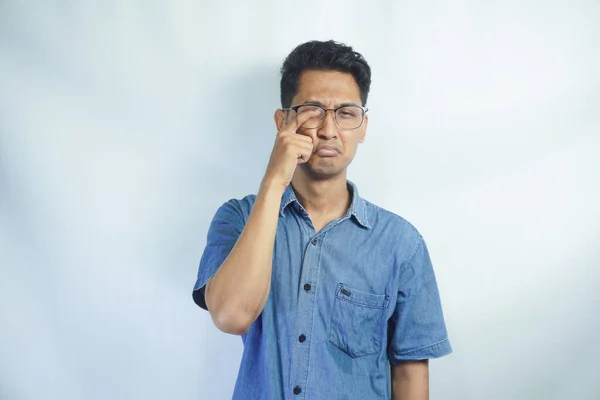 Młody Azjata Noszący Okulary Białym Tle Smutnym Wyrazem Twarzy Pokrywającym — Zdjęcie stockowe