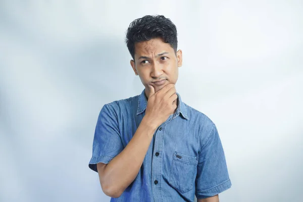 Besoin Réfléchir Portrait Homme Asiatique Avec Chemise Bleue Tenant Son — Photo