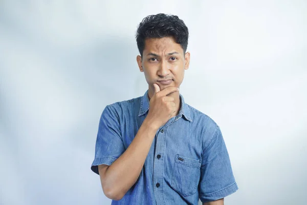 Düşünmem Gerek Mavi Gömlekli Asyalı Bir Adamın Portresi Çenesini Tutuyor — Stok fotoğraf