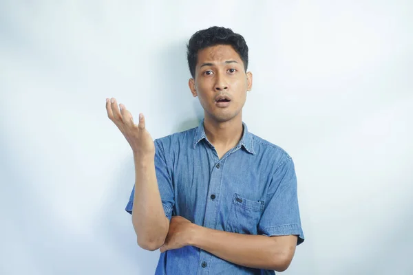 Junger Asiatischer Mann Zuckt Mit Den Händen Zur Seite Weißer — Stockfoto