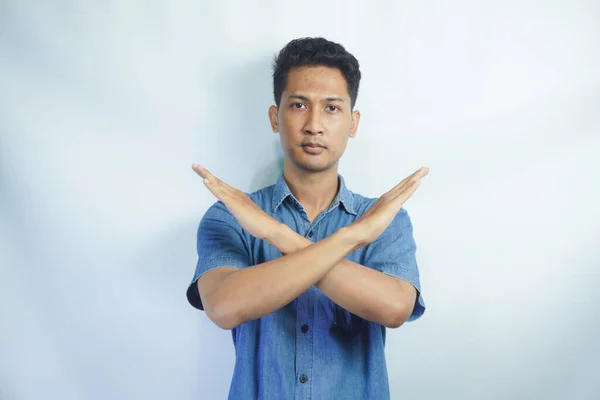 亚洲人用手表示出X形的手势 表示拒绝和不同意 年轻的男模没有象征和排斥 拒绝在白人背景下倾听 — 图库照片