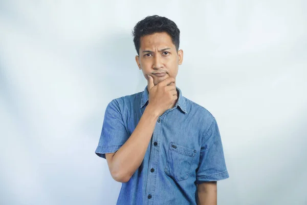 Preciso Pensar Retrato Homem Asiático Com Camisa Azul Segurando Seu — Fotografia de Stock