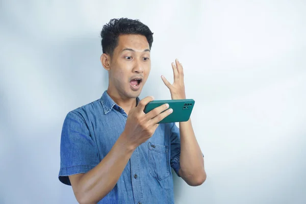 Pose Asian Man Holding Looking Smartphone Indonesian Man Expression Shocked — Stock Photo, Image