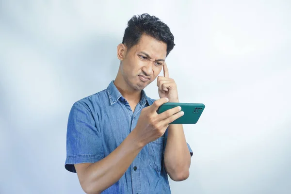 Erwachsener Asiatischer Mann Blickt Mit Verwirrtem Gesichtsausdruck Auf Handy Das — Stockfoto