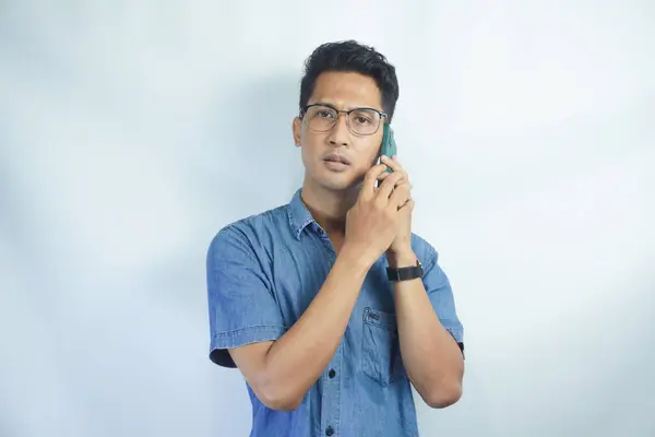 Młody Azjata Jest Zdezorientowany Zszokowany Gdy Dzwoni Indonezyjczyk Niebieskiej Koszuli — Zdjęcie stockowe