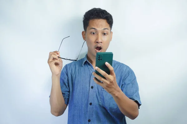 Удивленный Шокированный Азиатский Парень Держащий Смартфон Руке Удивлением Глядя Телефон — стоковое фото