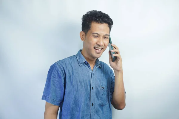 Asiático Hombre Vistiendo Azul Camisa Teléfono Sonriendo Riendo —  Fotos de Stock