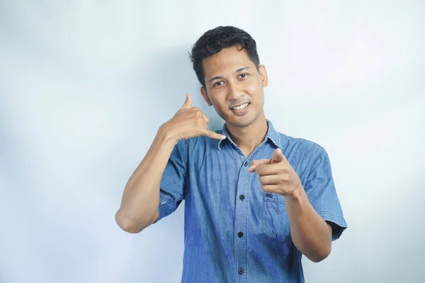 Joven Hombre Asiático Con Camisa Azul Pie Sobre Fondo Blanco —  Fotos de Stock