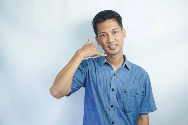 Ung Asiatisk Man Bär Blå Skjorta Stående Över Isolerad Vit — Stockfoto