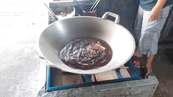 フライパンでホットオイルで揚げたチキン テンペ インドネシアのストリートフード アヤム ラララパン — ストック動画