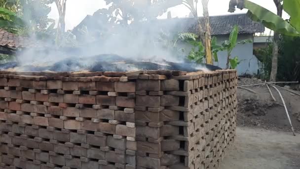红砖从粘土 印度尼西亚农村地区制砖的过程 燃烧炉结构 把砖块烧成干硬的样子 — 图库视频影像
