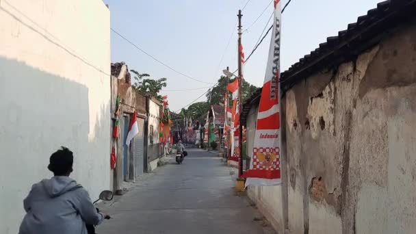 Klaten Indonezja Sierpnia 2023 Aleja Ozdobiona Czerwono Białą Flagą Pennant — Wideo stockowe