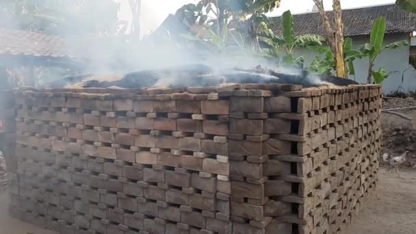 점토에서 인도네시아 시골에서 벽돌을 만드는 연소를 그들을 태워서 벽돌을 만들기 — 비디오