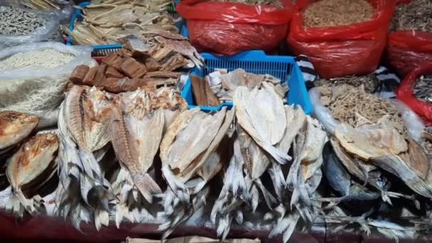 소금에 물고기 인도네시아 요리의 전통적인 편안한 — 비디오