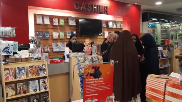 Balikpapan September Cashier Serving Customers Who Buy Books Gramedia Bookstore — Stock Video