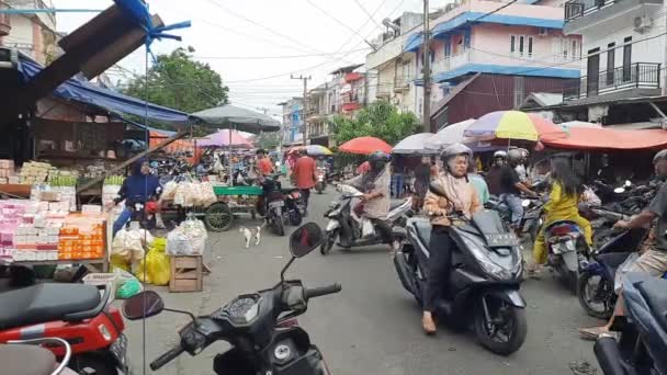 Balikpapan Juli Situasi Pasar Tradisional Kendaraan Yang Lewat Dengan Pedagang — Stok Video