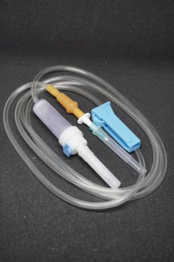 Plastik infüzyon ayarlandı. Tek kullanımlık infüzyon seti.