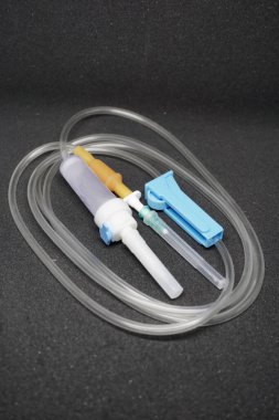 Plastik infüzyon ayarlandı. Tek kullanımlık infüzyon seti.