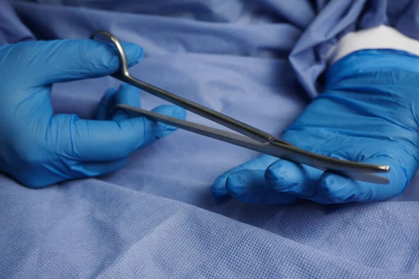 Doctor Wearing Blue Medical Gloves Holds Necrotomy Scissors Bent Sharp — Stock Photo, Image