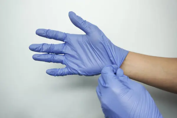 Menschliche Haltevariante Von Latex Handschuhen Gummihandschuhherstellung Menschliche Hand Trägt Einen — Stockfoto