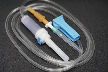 Plastik infüzyon ayarlandı. Tek kullanımlık infüzyon seti.