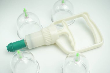 Kupa pompası beyaz arka planda izole işlemler sırasında kupa emmek için kullanılan bir araçtır