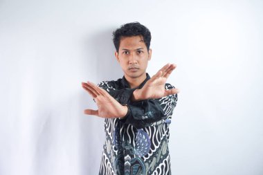 Çekici bir adam avuç içleriyle korkmuş jestler yapar. Birinden kendini korur ve bunu hemen durdurmasını ister. Adam benden uzak dur diyor, dur işareti var. Vücut dili kavramı