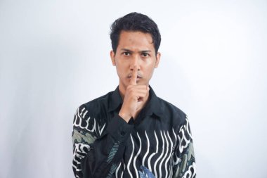 Yakından bakınca, beyaz arka planda dikilirken işaret parmağıyla sessiz hareket eden yakışıklı bir adamın portresi. Bence bunu bir sır olarak saklamalıyız.