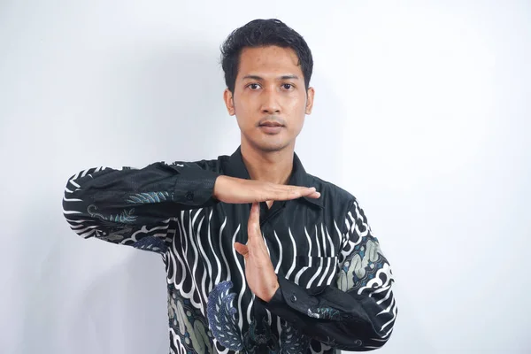 Seorang Pria Dalam Kemeja Batik Menunjukkan Sikap Dengan Tangannya Time — Stok Foto