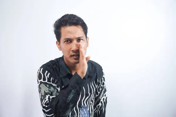 Ung Stilig Man Bär Batik Skjorta Över Vit Bakgrund Hand — Stockfoto