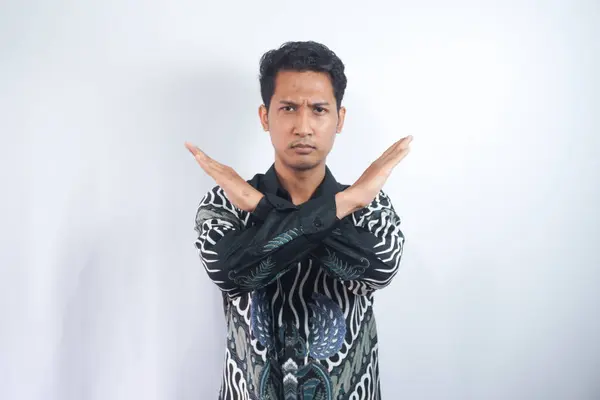 Porträtt Seriös Stilig Ung Man Batik Skjorta Stående Med Tecken — Stockfoto
