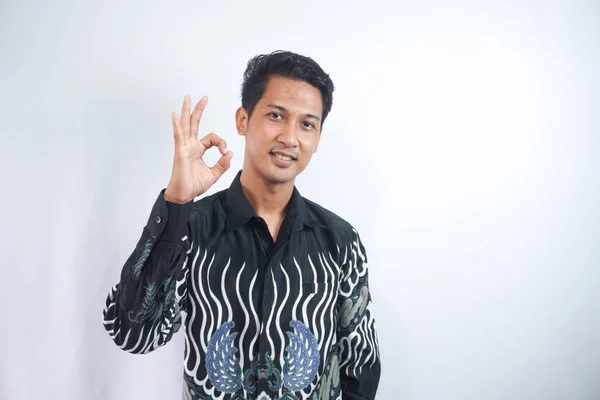 Νεαρός Άνδρας Φορώντας Batik Πουκάμισο Δείχνει Oke Χειρονομία Χέρια Κοντά — Φωτογραφία Αρχείου
