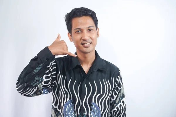 Joven Hombre Asiático Vistiendo Batik Camiseta Sonriendo Haciendo Hablar Por —  Fotos de Stock