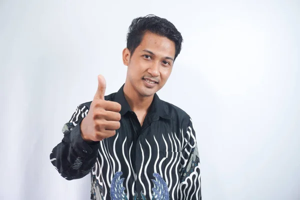 Mladý Pohledný Muž Batikové Košili Přes Izolované Bílé Pozadí Palci — Stock fotografie