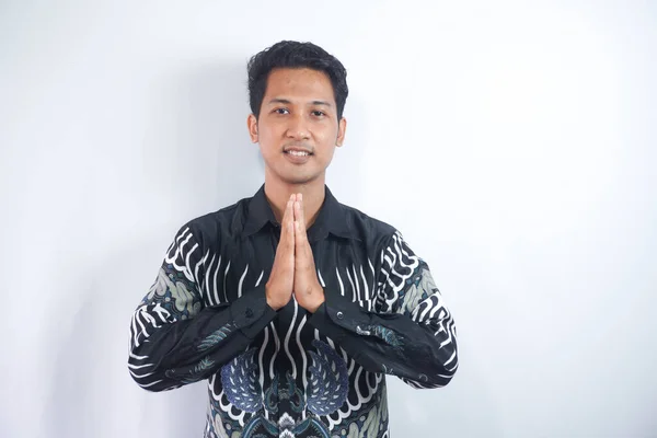 Sonriente Joven Asiático Con Camisa Batik Gesto Tradicional Saludo Aislado —  Fotos de Stock