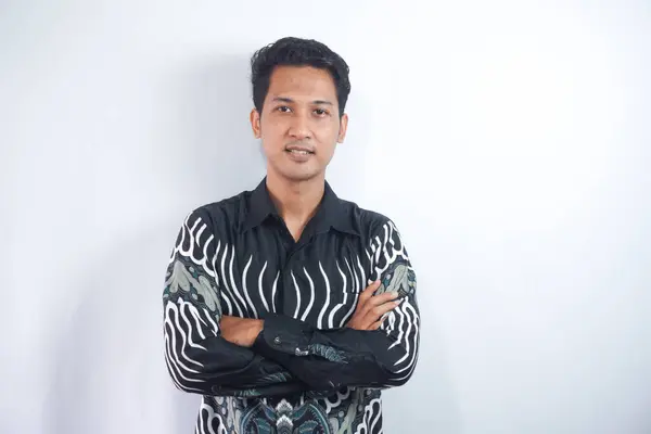 Portrét Asiata Batikové Košili Zkříženýma Rukama Úsměvem Před Kamerou Izolovaný — Stock fotografie