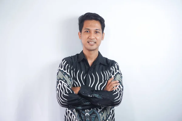 Portret Azjaty Koszuli Batik Trzymającego Skrzyżowane Ręce Uśmiechającego Się Kamery — Zdjęcie stockowe
