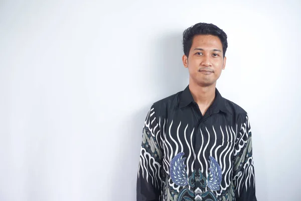 Portret Azjaty Koszuli Batika Uśmiechniętej Kamery Izolowany Obraz Szarym Tle — Zdjęcie stockowe