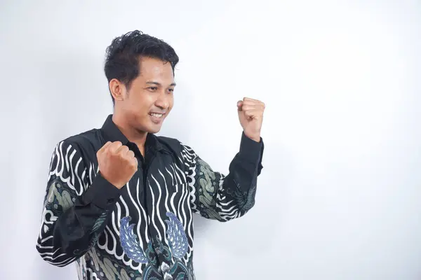 Spännande Ung Asiatisk Man Bär Batik Skjorta Fira Seger Och — Stockfoto