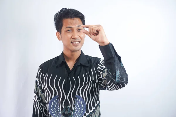 Batik Gömlek Giyen Genç Yakışıklı Bir Adam Hareket — Stok fotoğraf