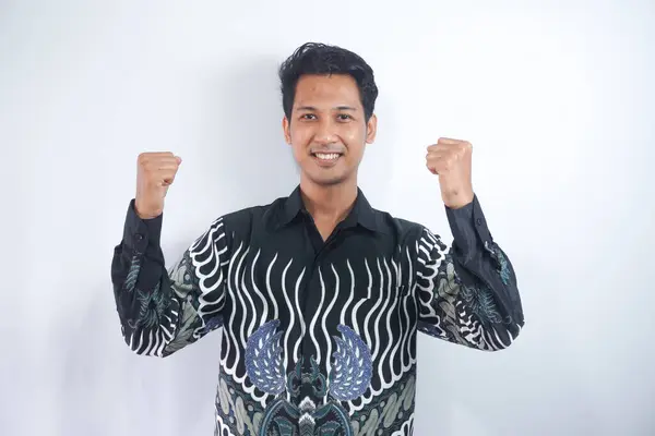 Spännande Ung Asiatisk Man Bär Batik Skjorta Fira Seger Och — Stockfoto