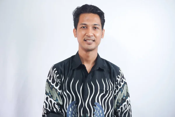 Portret Azjatyckiej Młodzieży Uśmiechniętej Ubranej Czarną Koszulę Batik Batik Jako — Zdjęcie stockowe