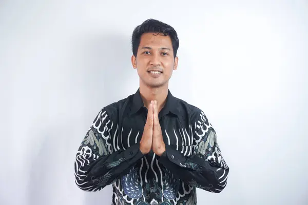 Glimlachende Jonge Aziatische Man Draagt Batik Shirt Gebaren Traditionele Begroeting — Stockfoto