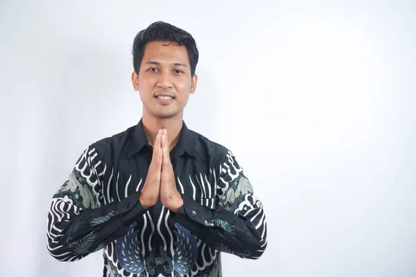 Leende Ung Asiatisk Man Bär Batik Skjorta Gester Traditionella Hälsning — Stockfoto