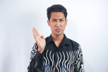 tiksinti adam portre parmakları ile burun çimdikler tiksinti bir şey koku durum gri duvar arka plan izole kokuyor görünüyor. İnsan yüz ifadesi vücut dili tepki