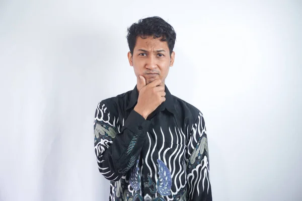 Zamyšlený Asijský Muž Batikové Košili Dívá Stranou Zatímco Dotýká Její — Stock fotografie