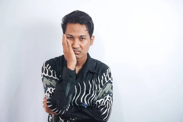 Mladý Hipster Muž Nosí Batik Košile Myšlení Vypadat Unaveně Znuděný — Stock fotografie