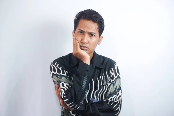 Mladý Hipster Muž Nosí Batik Košile Myšlení Vypadat Unaveně Znuděný — Stock fotografie